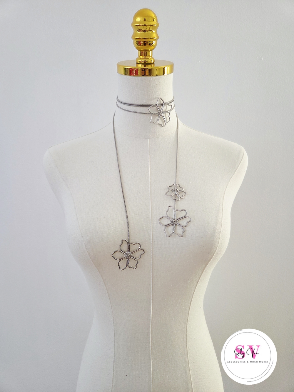 Silver flower necklace with flower-shaped pendants